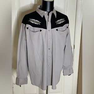 Wrangler Two-Tone Gray and Black Button Down Shirt